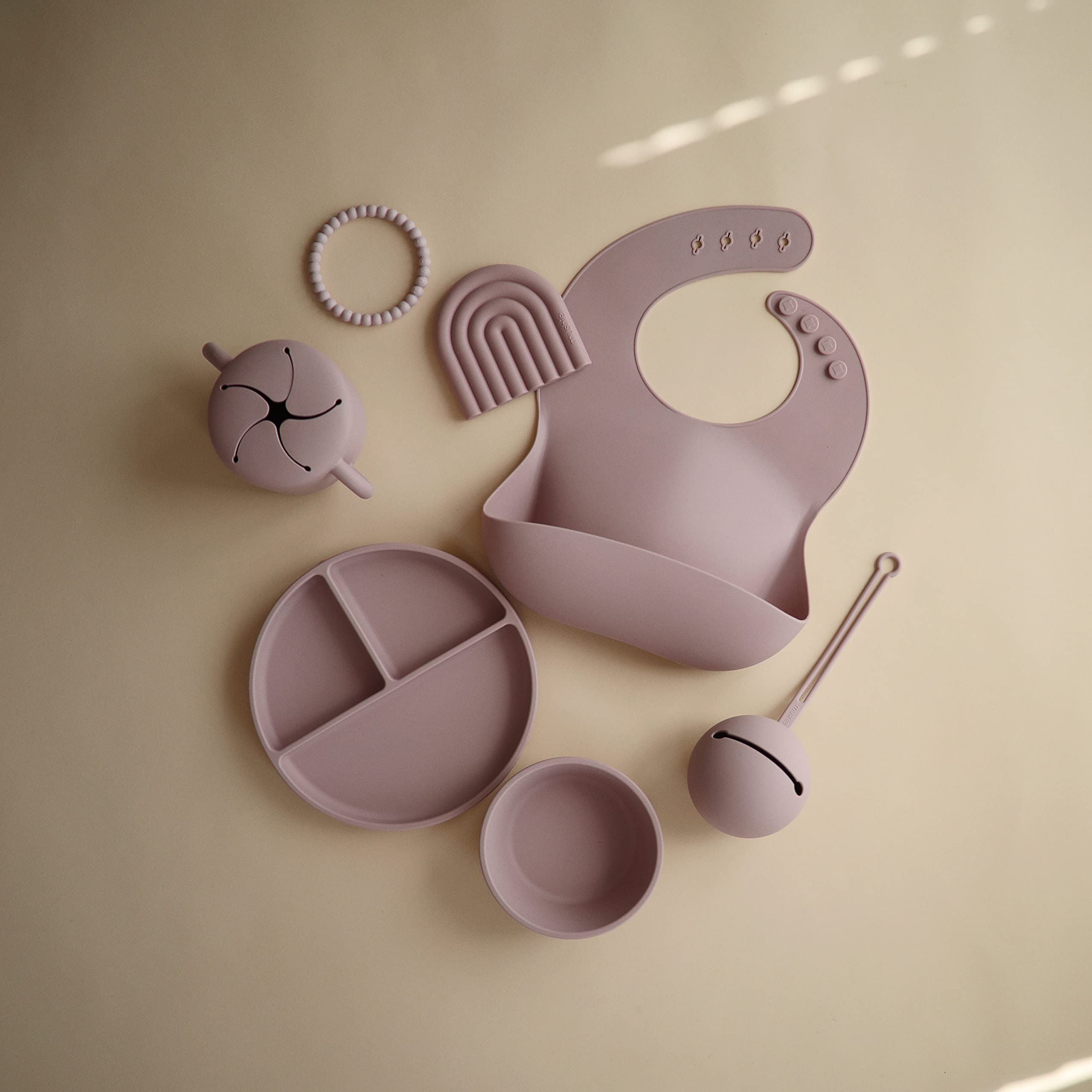 Mushie stain-resistant silicone that resists spills and water absorption