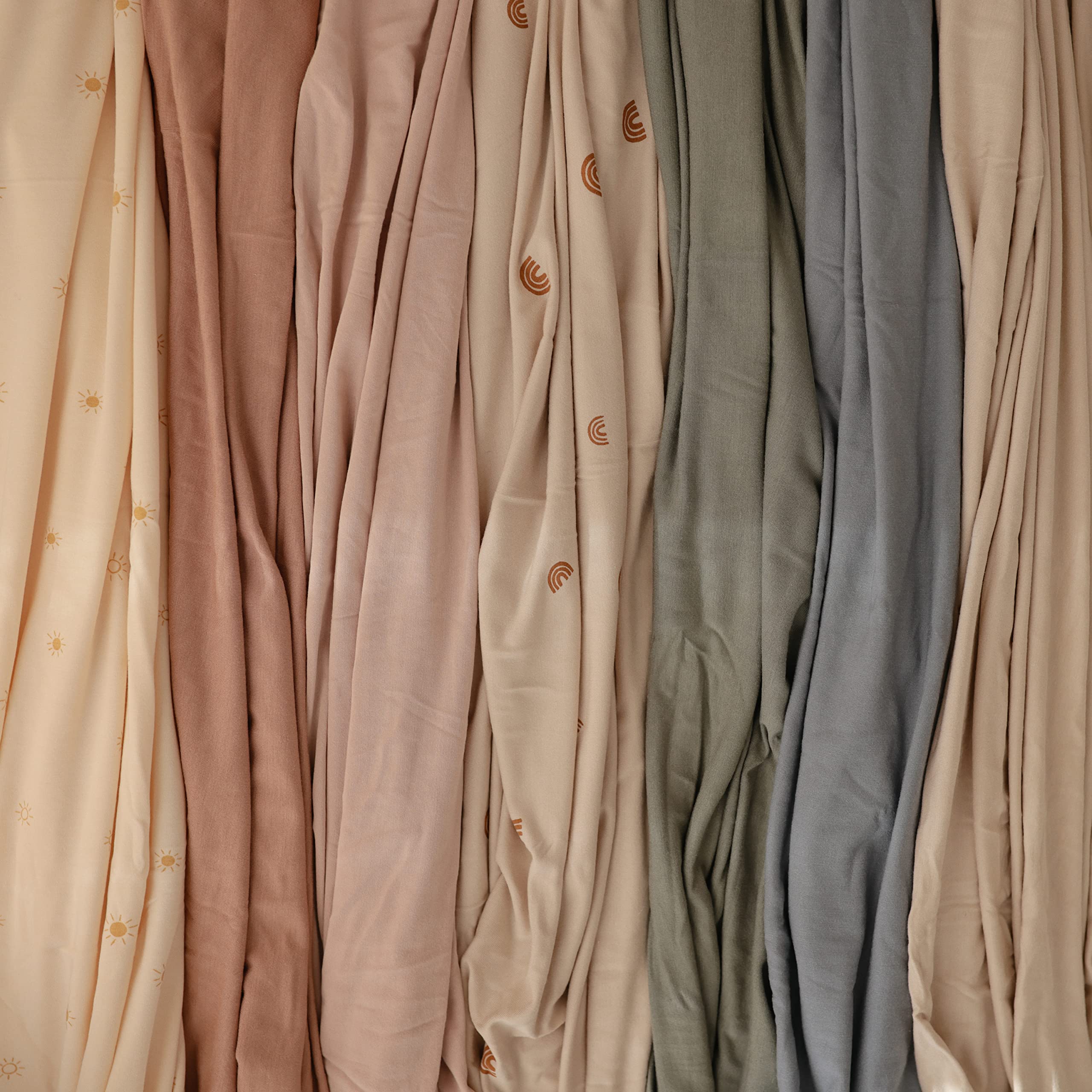 Mushie brand logo visible on the fabric, indicating quality.