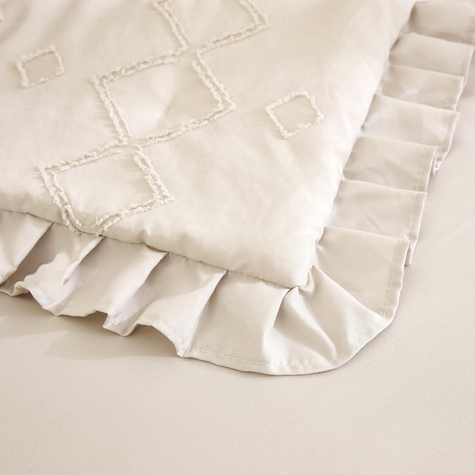 NacoMoco packaging fluffiness shown reinforces plush feel without compression.