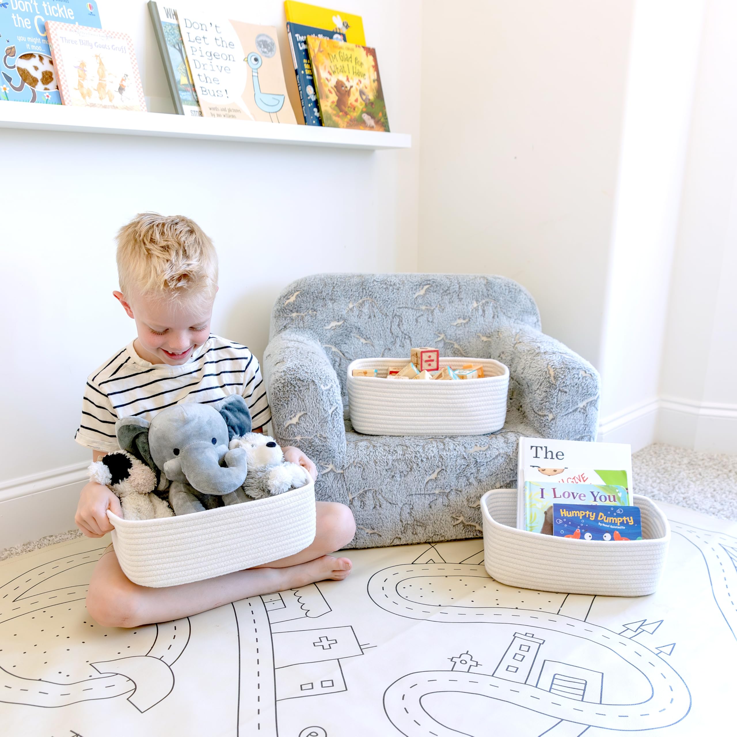 NaturalCozy rectangle basket with hidden handles for easy lifting.