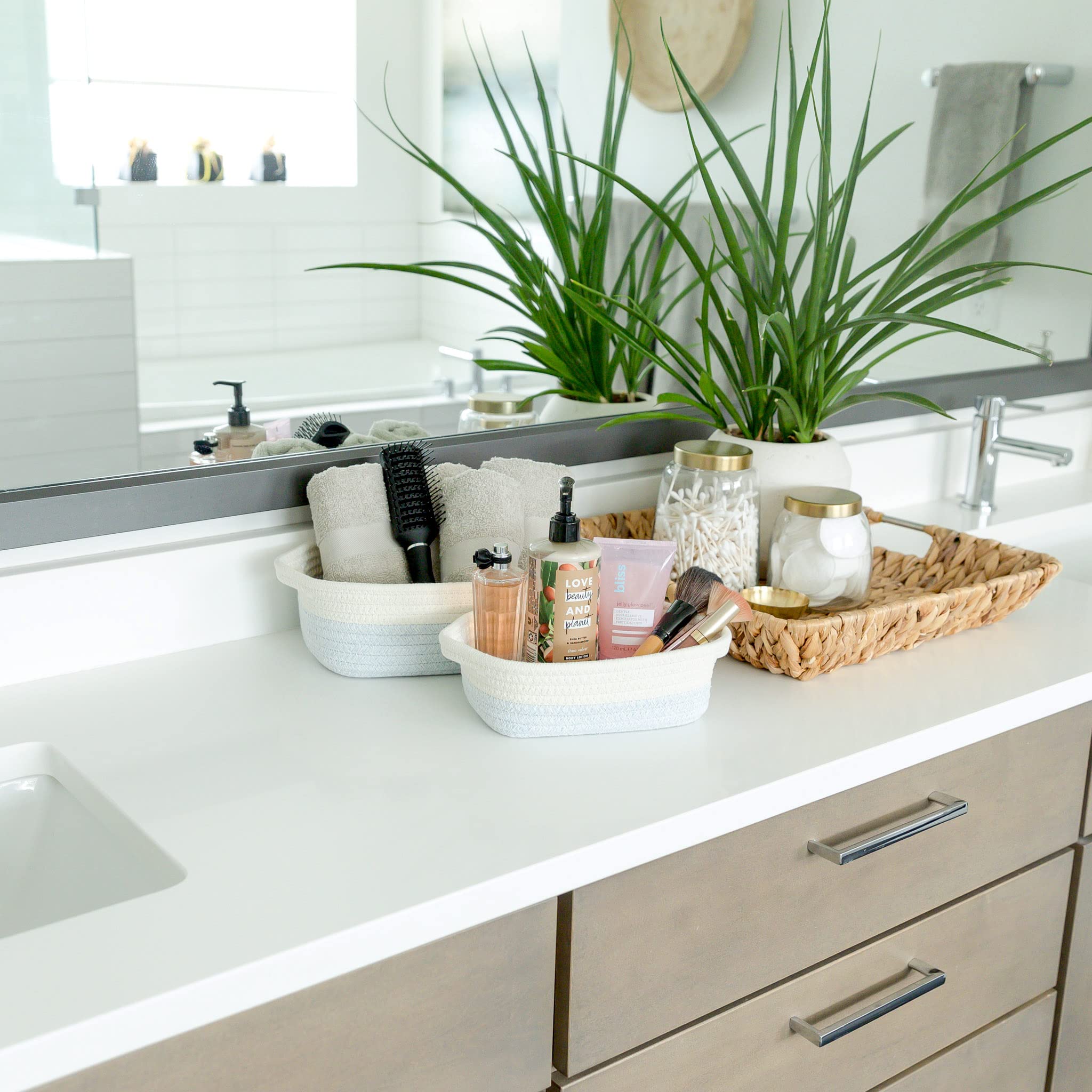 NaturalCozy scratch-free design protects surfaces during use.