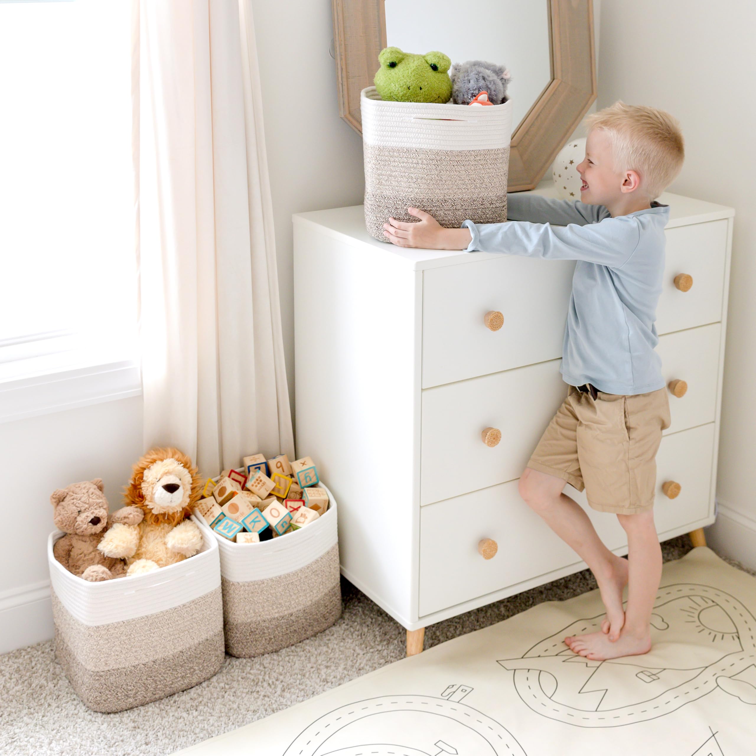 NaturalCozy shelf-ready baskets keeping blankets and shoes tidy.
