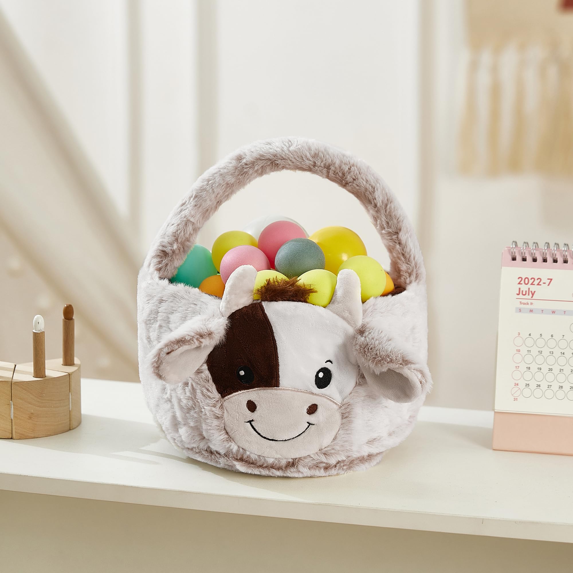 Neaonau plush Highland cow basket used as charming party decor