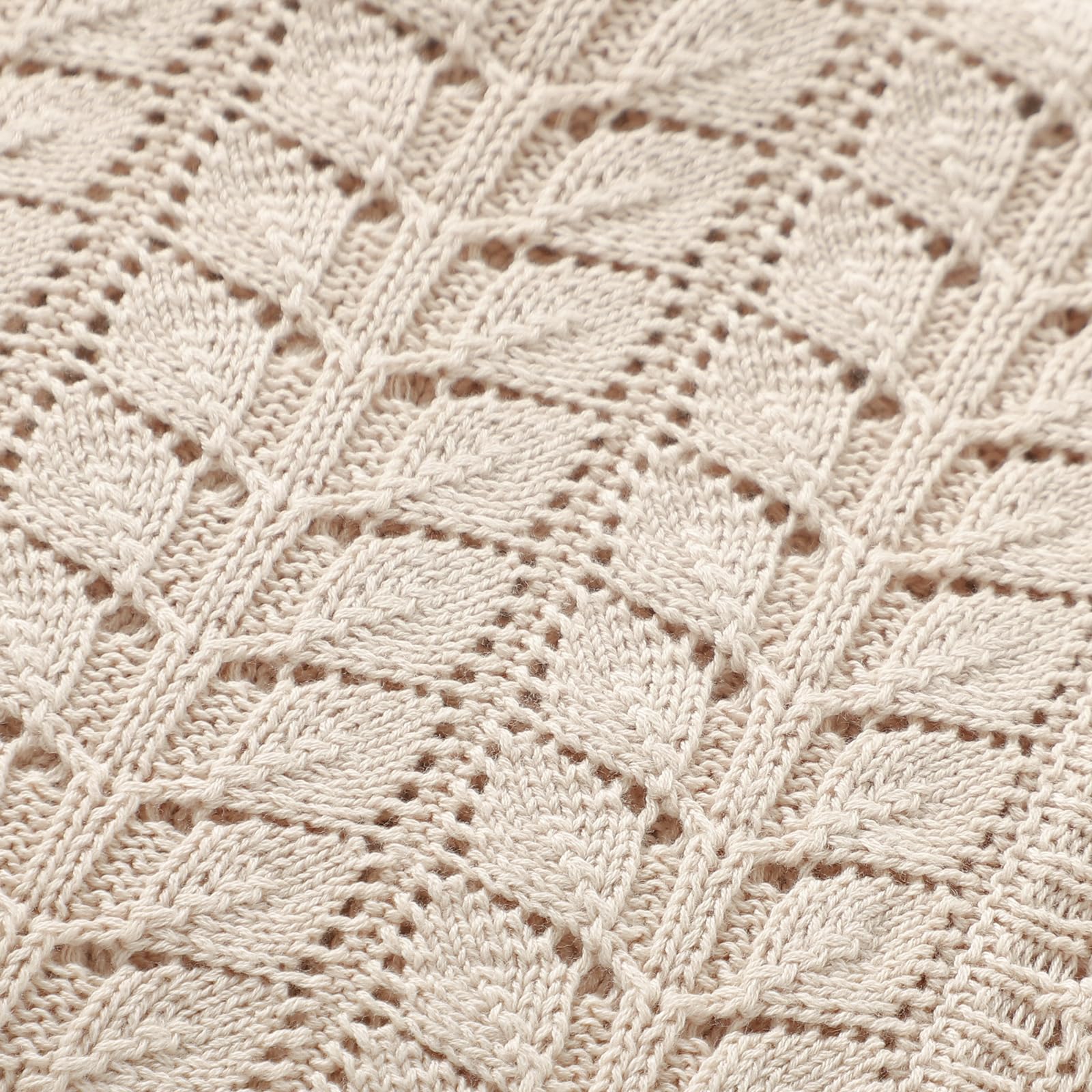 Neiwech blanket enhances nursery decor while providing cozy warmth.