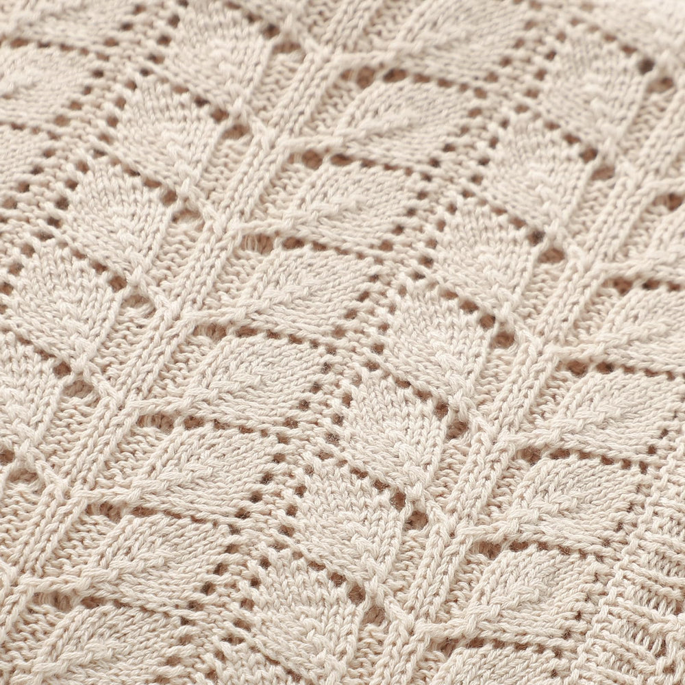 Neiwech blanket enhances nursery decor while providing cozy warmth.