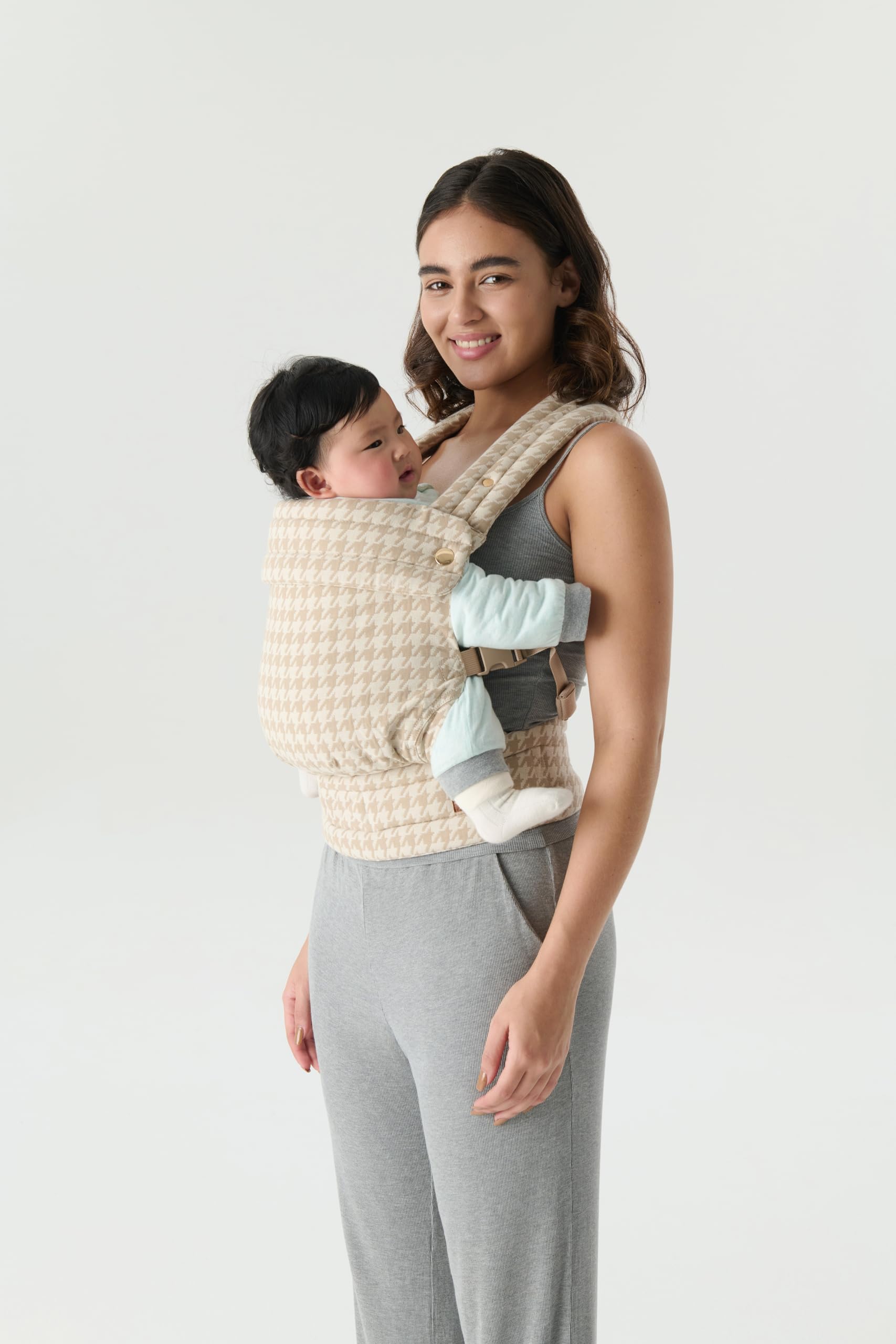 Nest Blanche breathable cotton fabric keeps baby and caregiver cool.