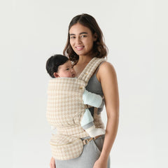 Nest Blanche detachable belt bag keeps essentials accessible during strolls and errands.