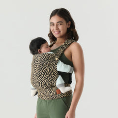 Nest Blanche natural M-position support promotes hip and spine comfort for baby.