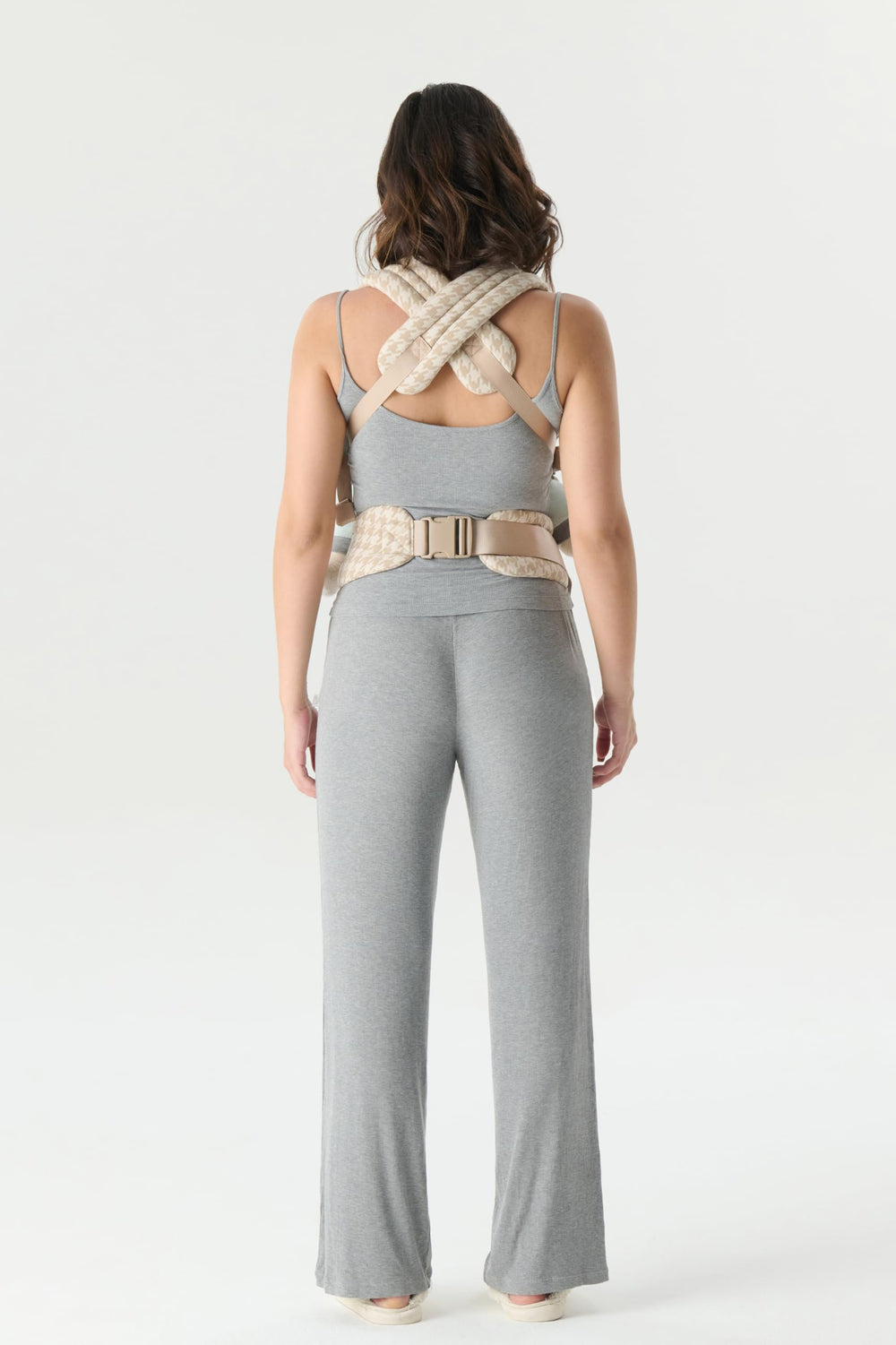 Nest Blanche X-shaped back distributes weight for reduced fatigue.