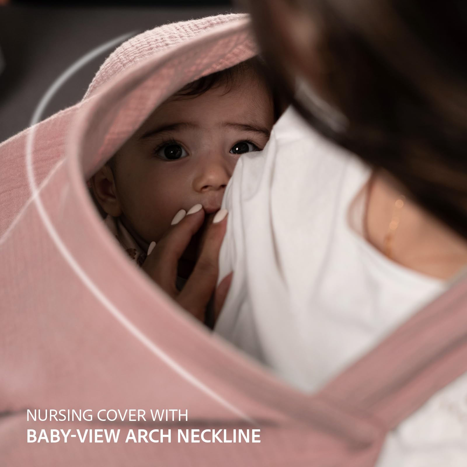 Two discreet pockets hold burp cloths and pacifiers on Nilsa cover.