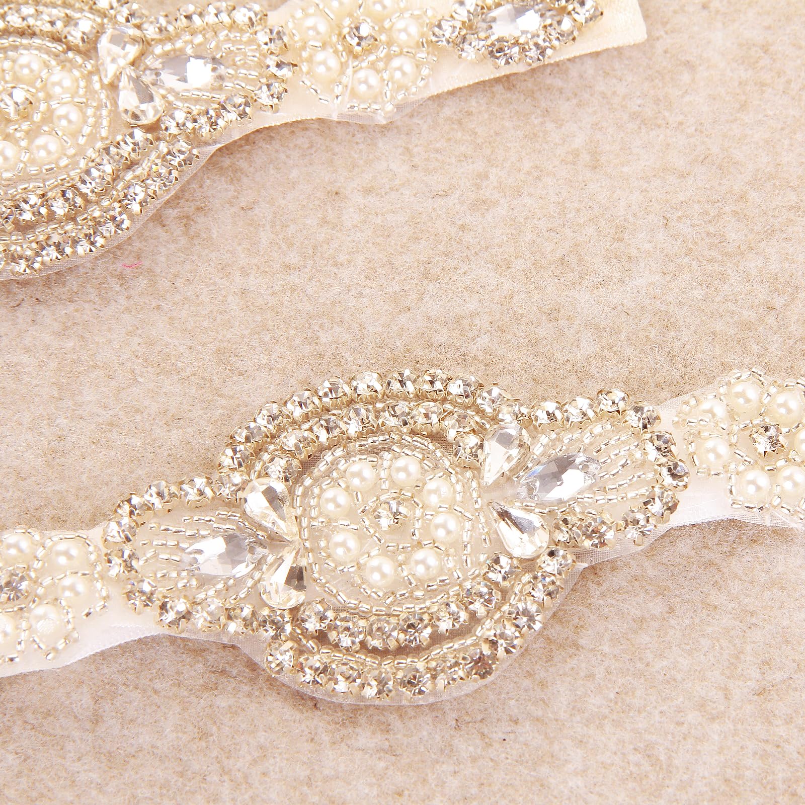 Nishine wedding hair accessory headband adds subtle sparkle to special occasions.