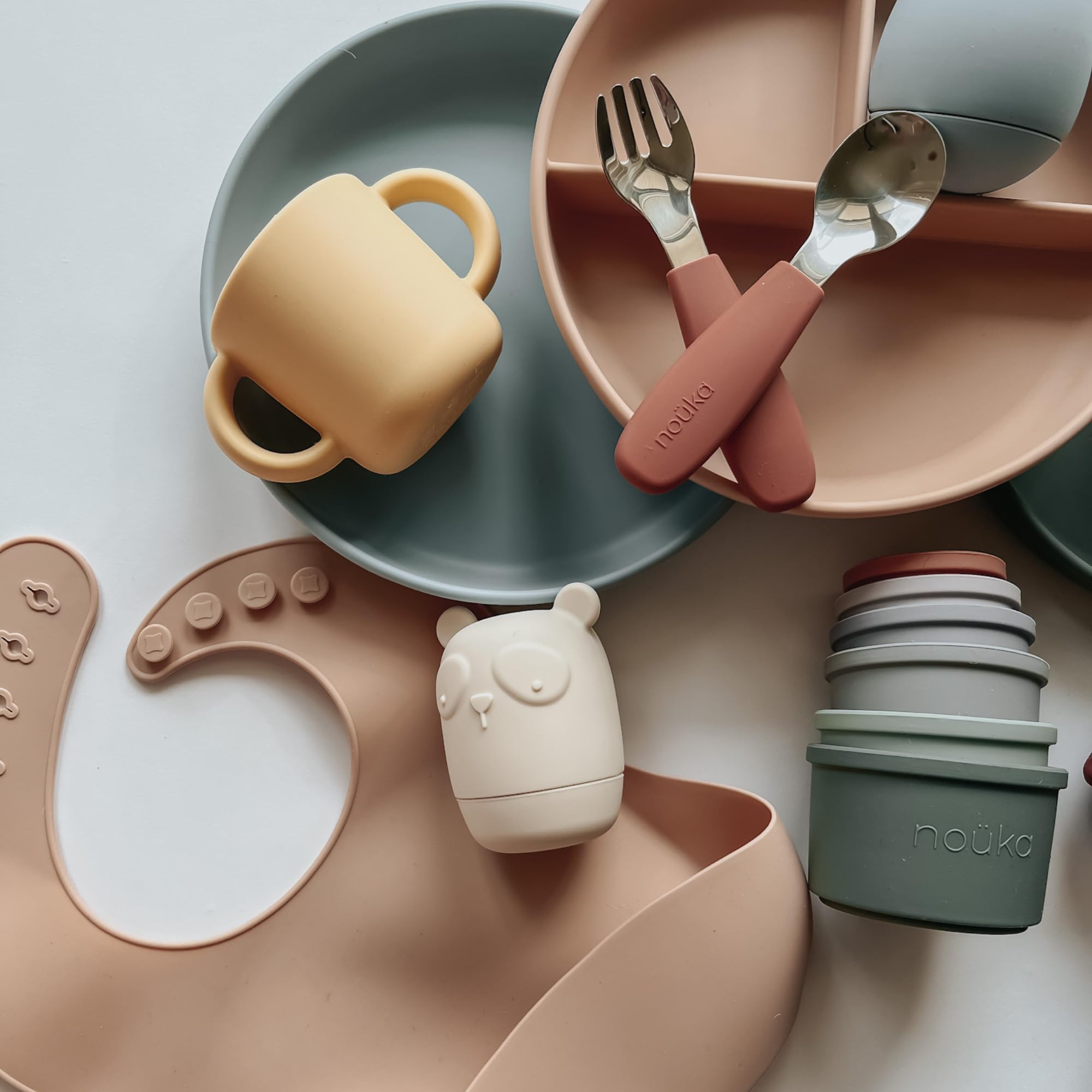 noüka fern flat plate supports independent eating during meals.