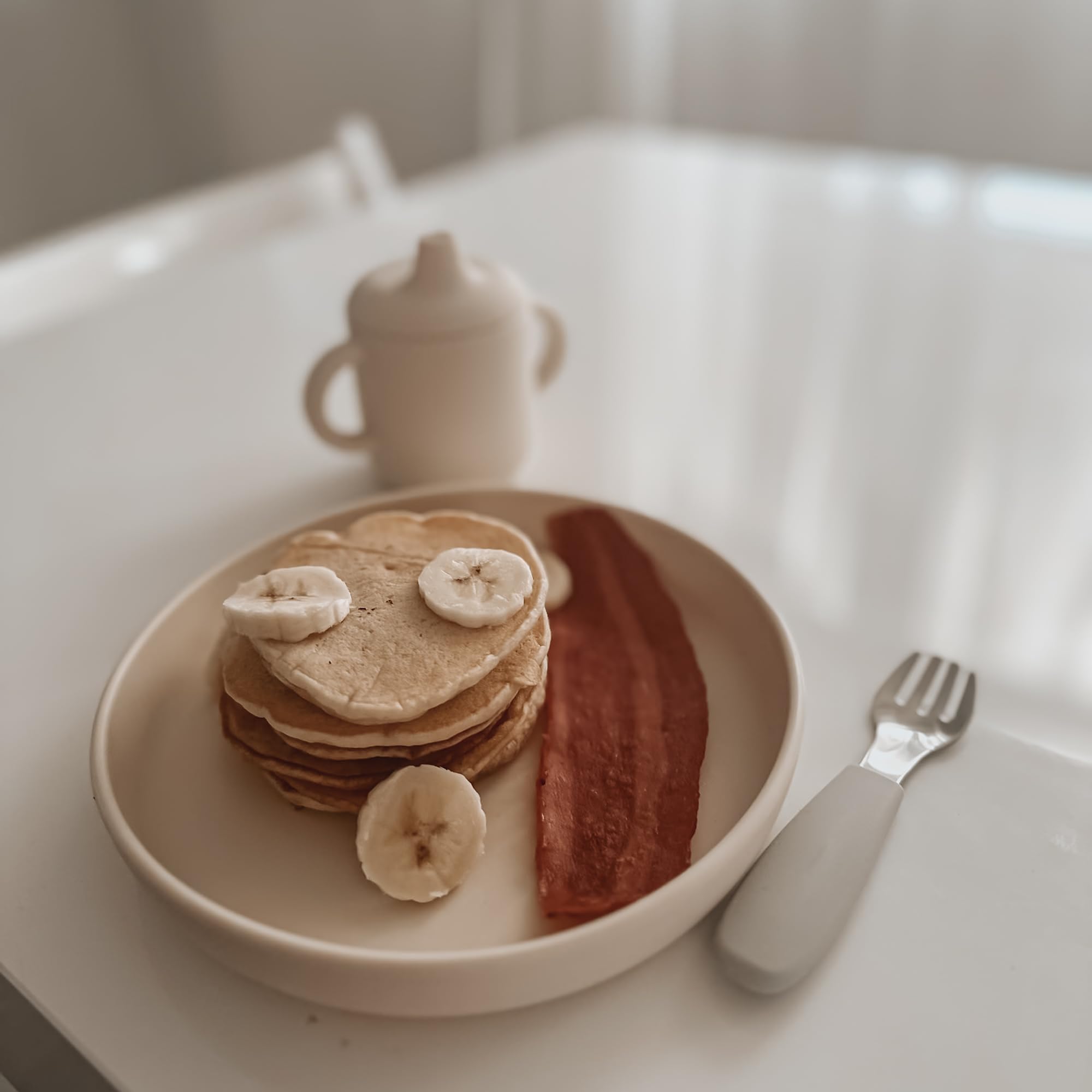 noüka fern flat plate with non-slip base keeps meals steady.