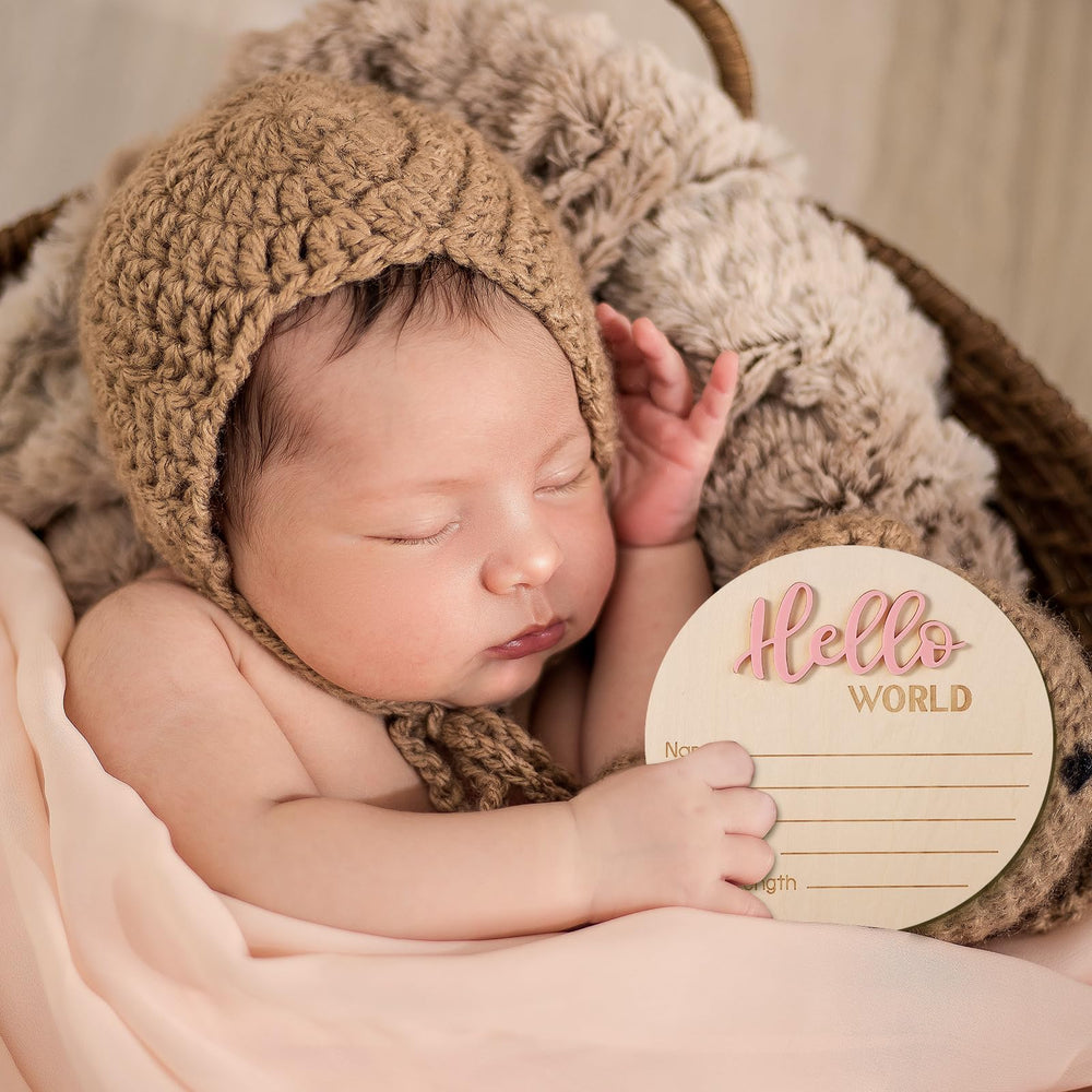 NQEUEPN Pink-toned welcome sign complements girls’ nursery design.