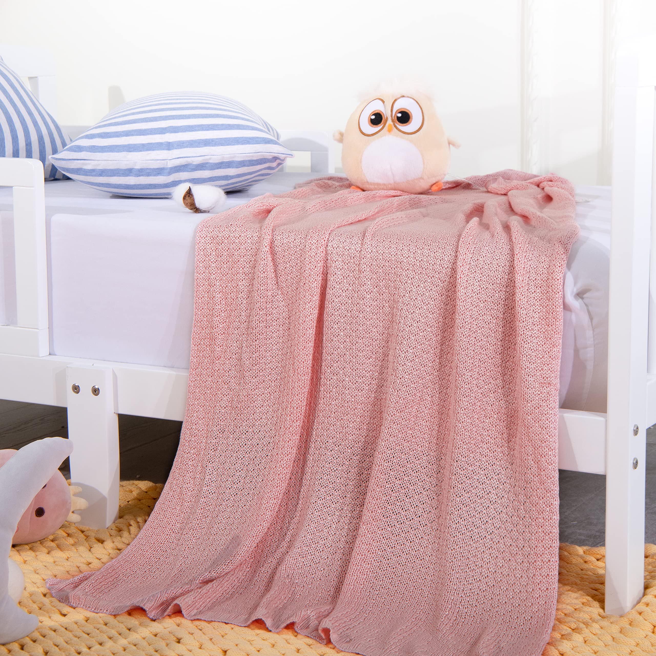 NTBAY machine-washable blanket demonstrates easy-care durability.