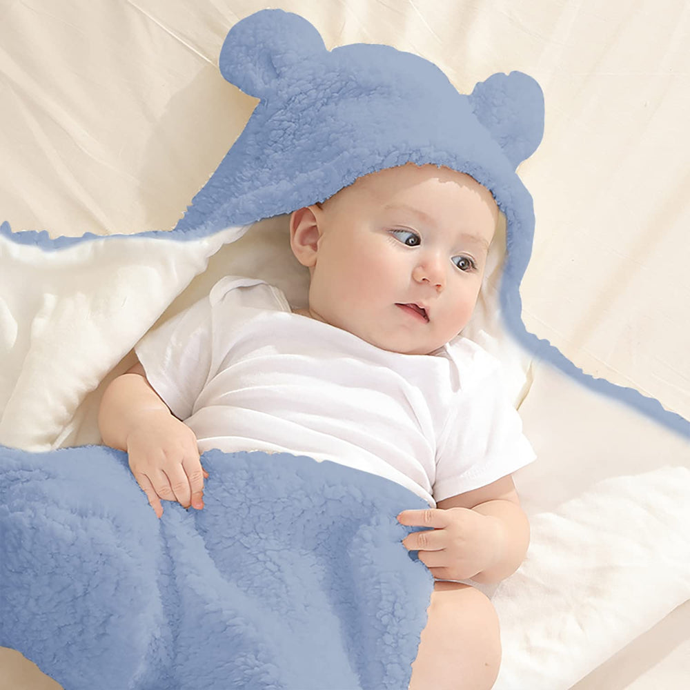 Nunibum universal-fit blue swaddle suits most newborns.