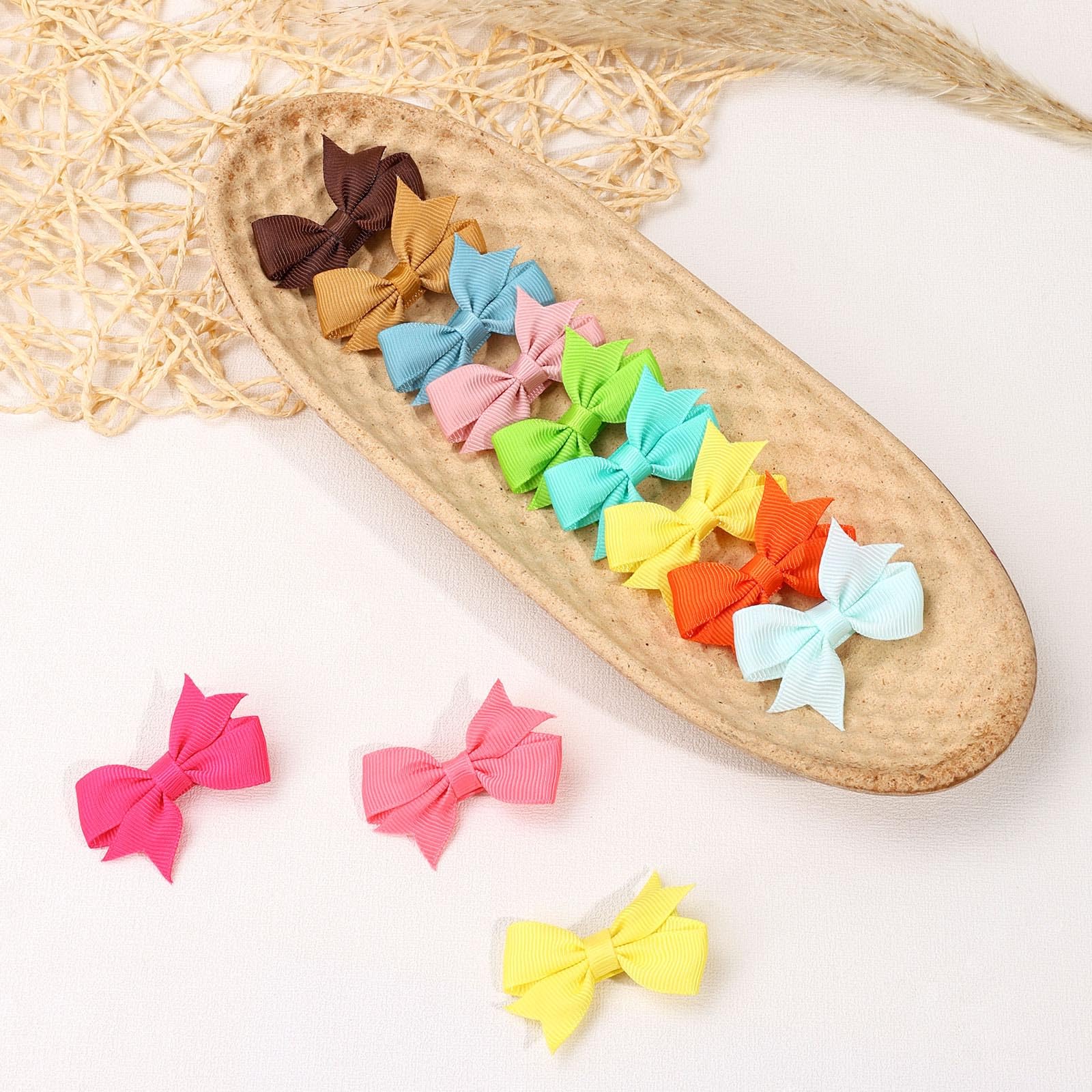 OAOLEER party-ready bows add charm to outfits with durable clips.
