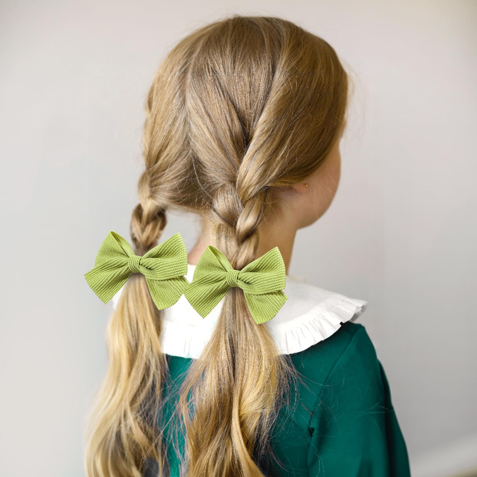 Close-up of OAOLEER velvet bows showing durable, non-slip clips.