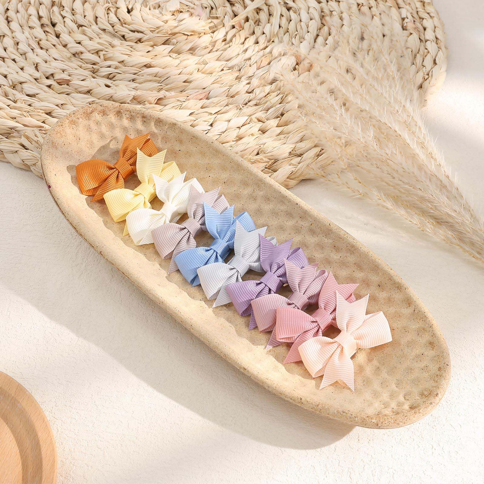 OAOLEER secure alligator clip design on child hair.