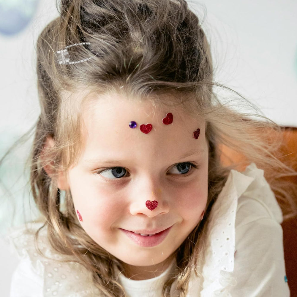 OATIPHO toddler clip provides a gentle hold without bulk during activities.