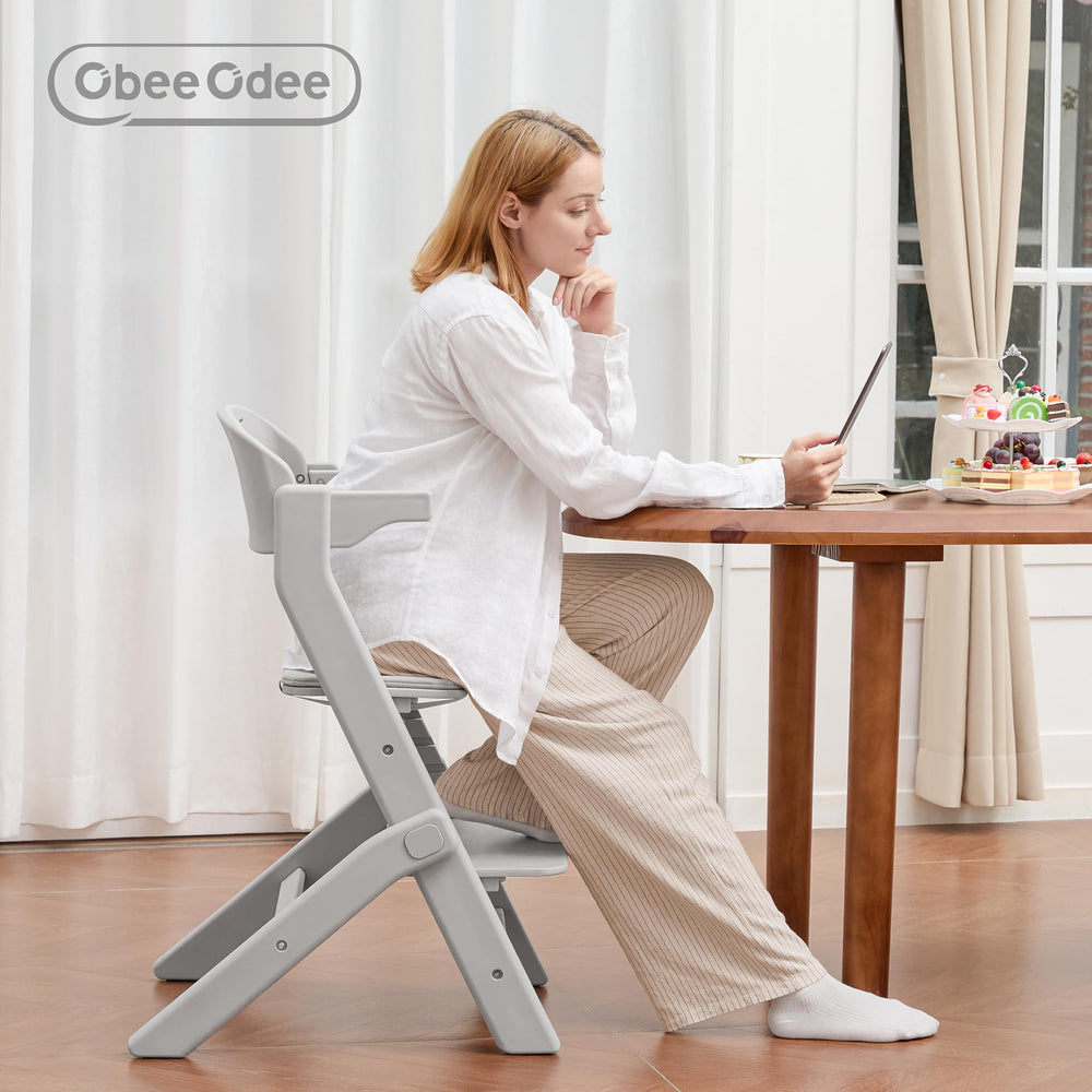 Obee Odee adjustable footrest promotes comfortable posture during feeding.