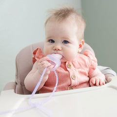 Olababy strap attached to a bottle to prevent drops while feeding