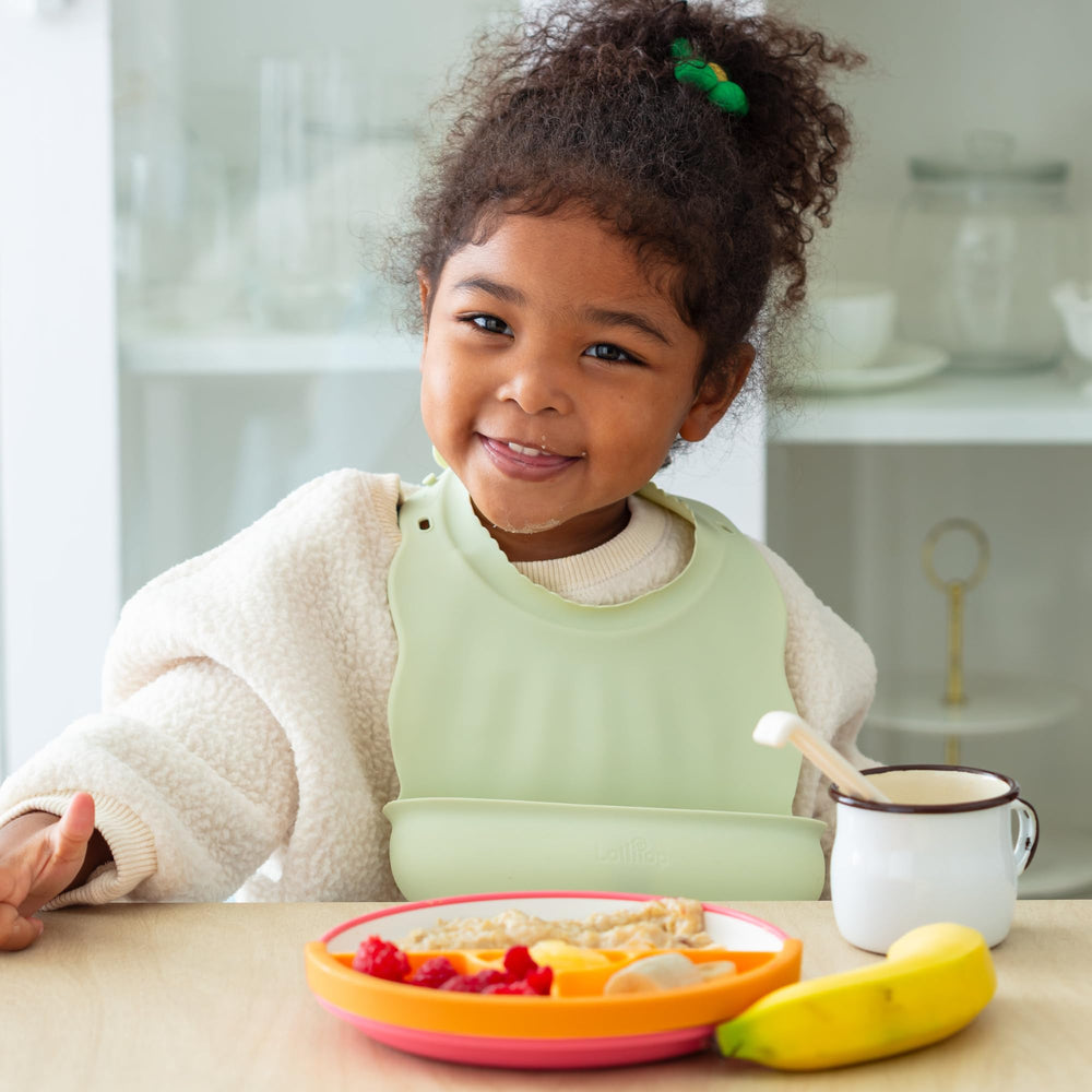 Removable divider on Omie plates showcases separable foods for growing eaters.