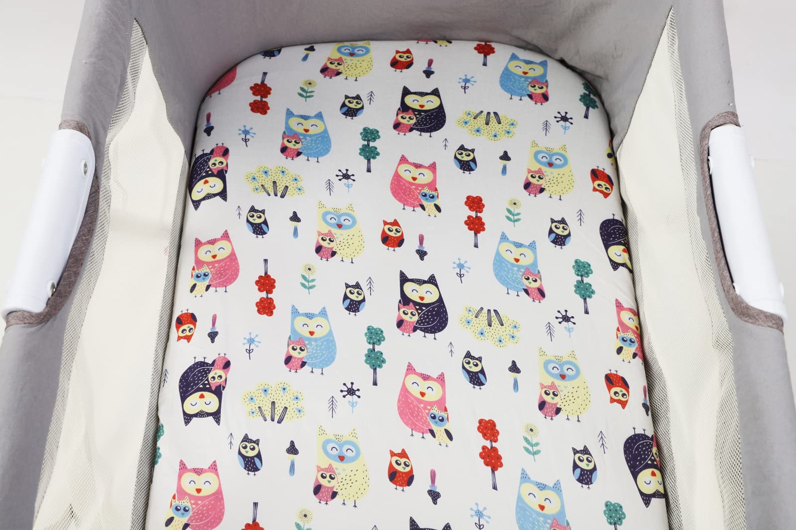 Onacosht bassinet sheet in use demonstrates secure, wrinkle-free bedding.