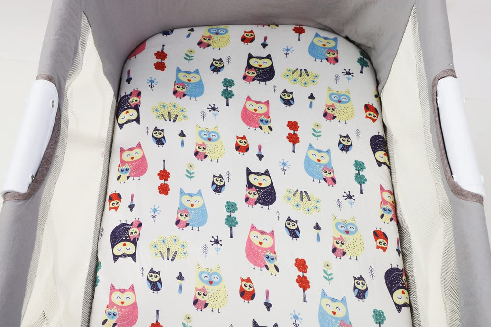 Onacosht bassinet sheet in use demonstrates secure, wrinkle-free bedding.