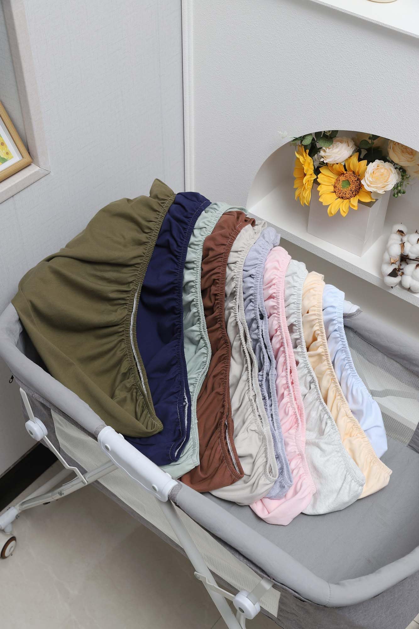 Onacosht compatible with Halo Bassinest Sleeper for versatile use.
