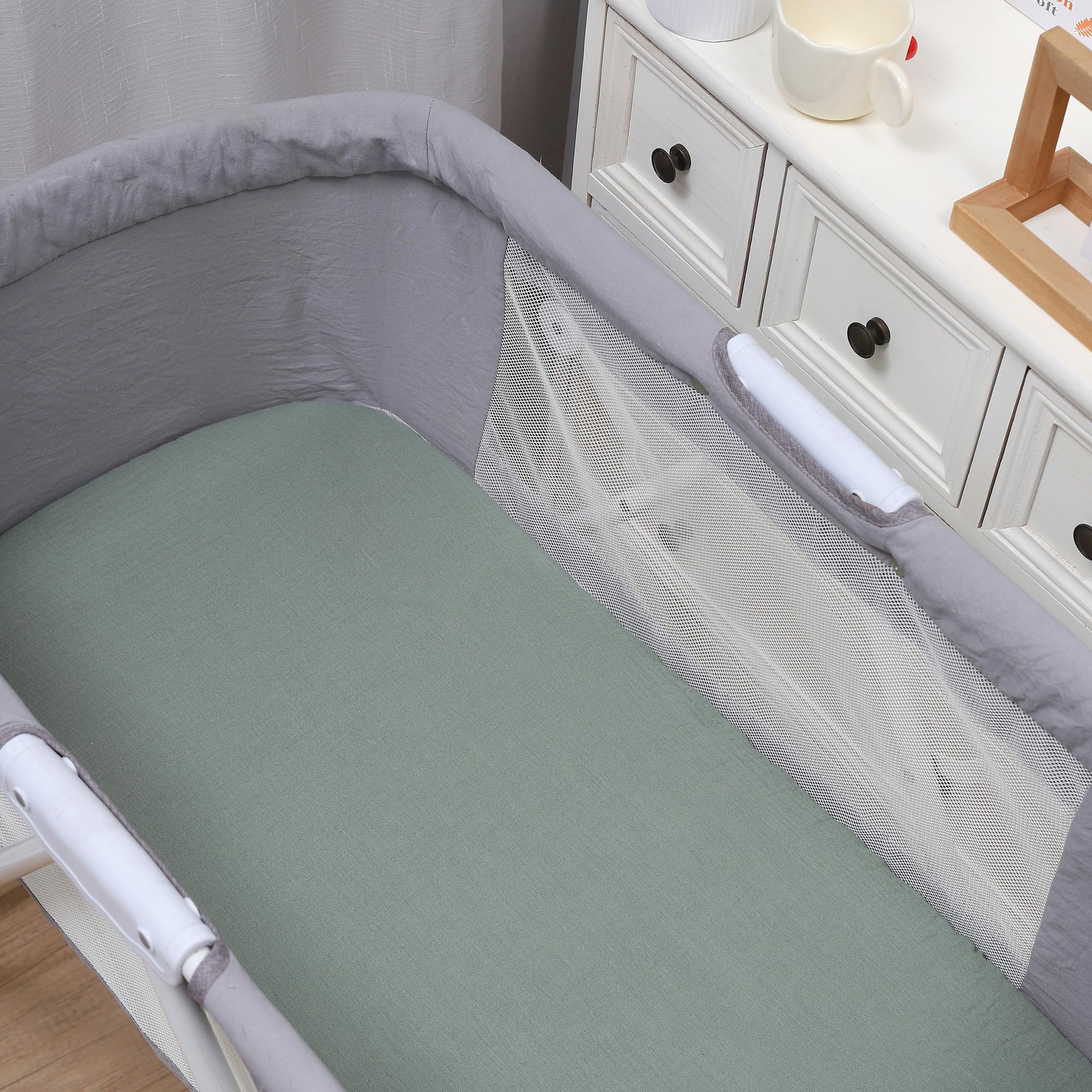 Onacosht muslin bassinet sheet in green cactus motif, easy-care and gentle surface