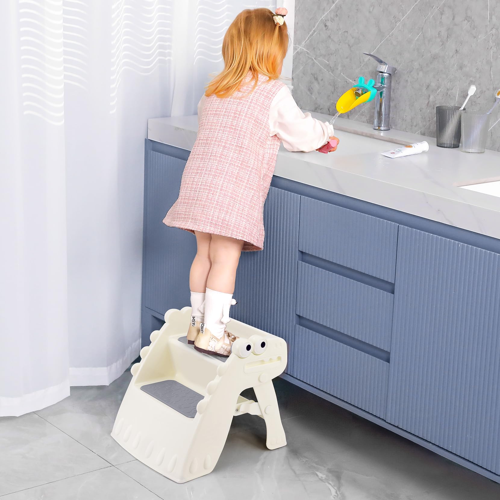 Onasti dinosaur-design stool appeals to kids and supports learning.