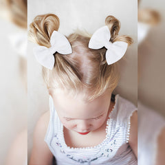 ONENINEDREAM baby bows clip front view in white for clean, cute everyday looks.