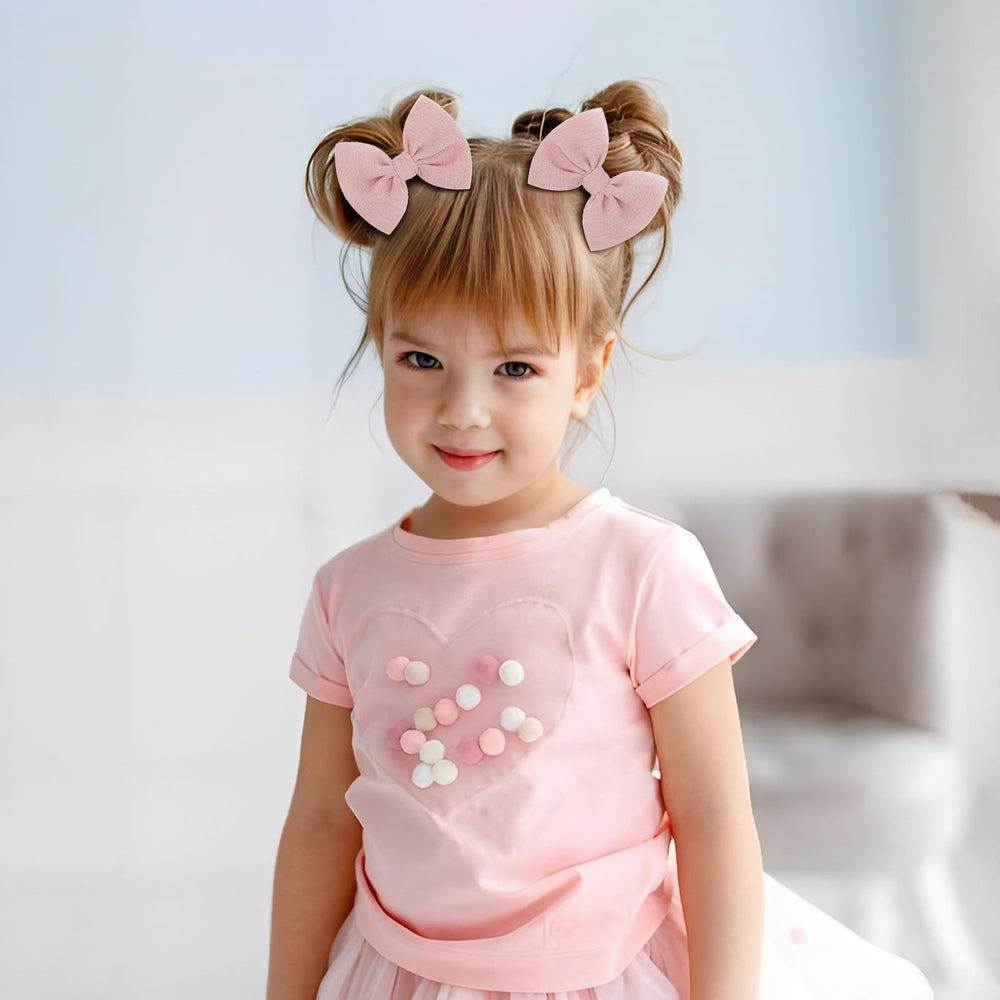 ONENINEDREAM white bow clip adds cute detail while staying in place.