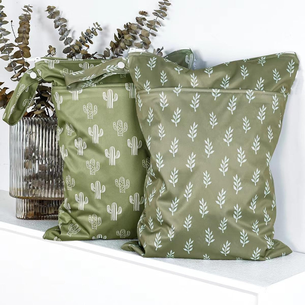 Opgroeie wet-dry bag showing large 11.8x15.75 inch capacity