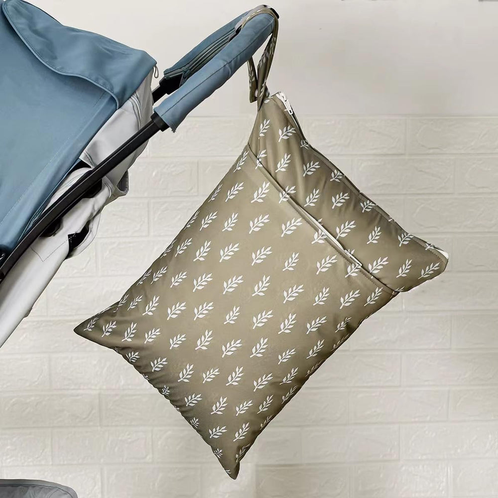 Opgroeie waterproof fabric close-up protecting contents during travel