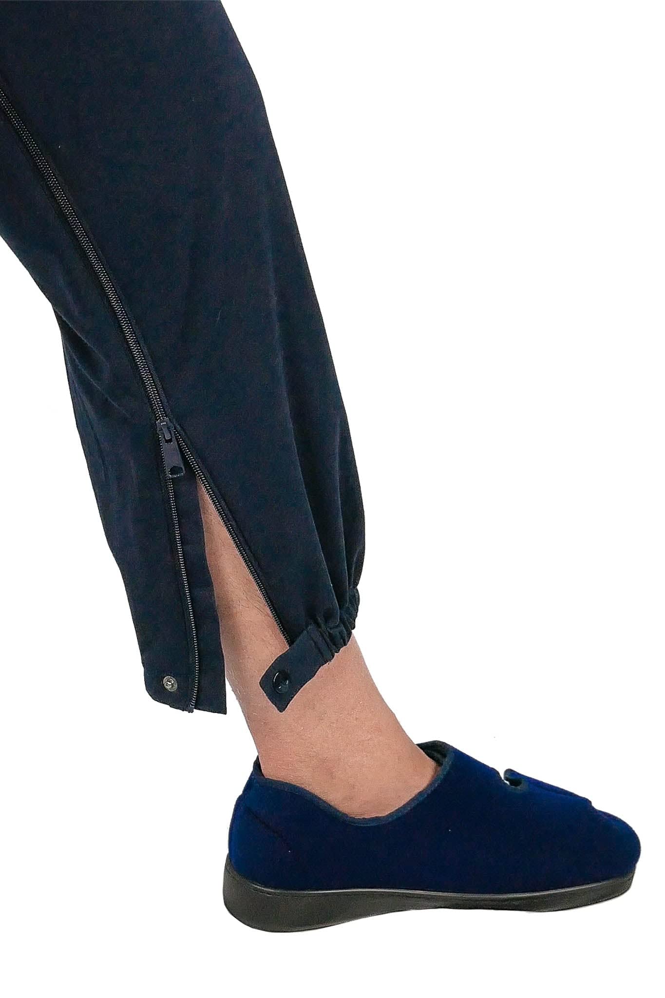 Ovidis Bobby Navy M design restrains access while maintaining comfort.