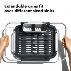 OXO Good Grips brazos ajustables para adaptarse a diferentes fregaderos.