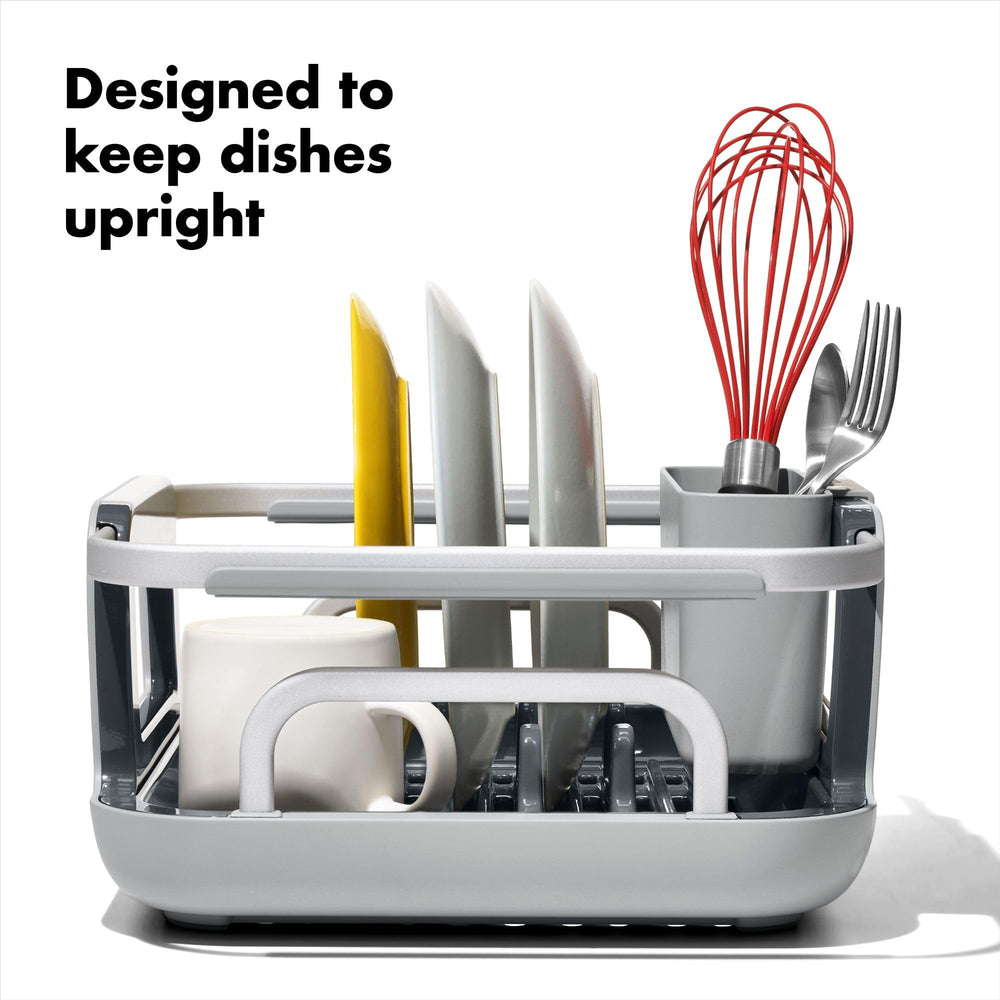 OXO Good Grips brazos retráctiles para almacenamiento compacto en cocina.