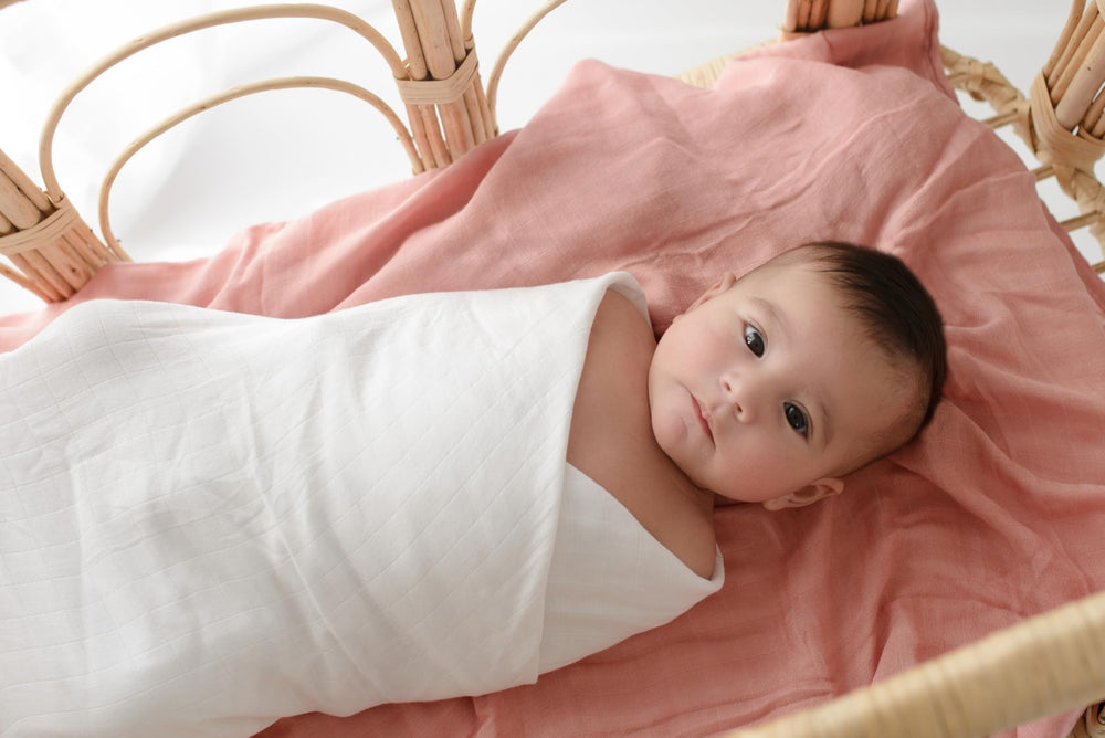 Papaya Kids swaddle as stroller cover, light and breathable for outings.