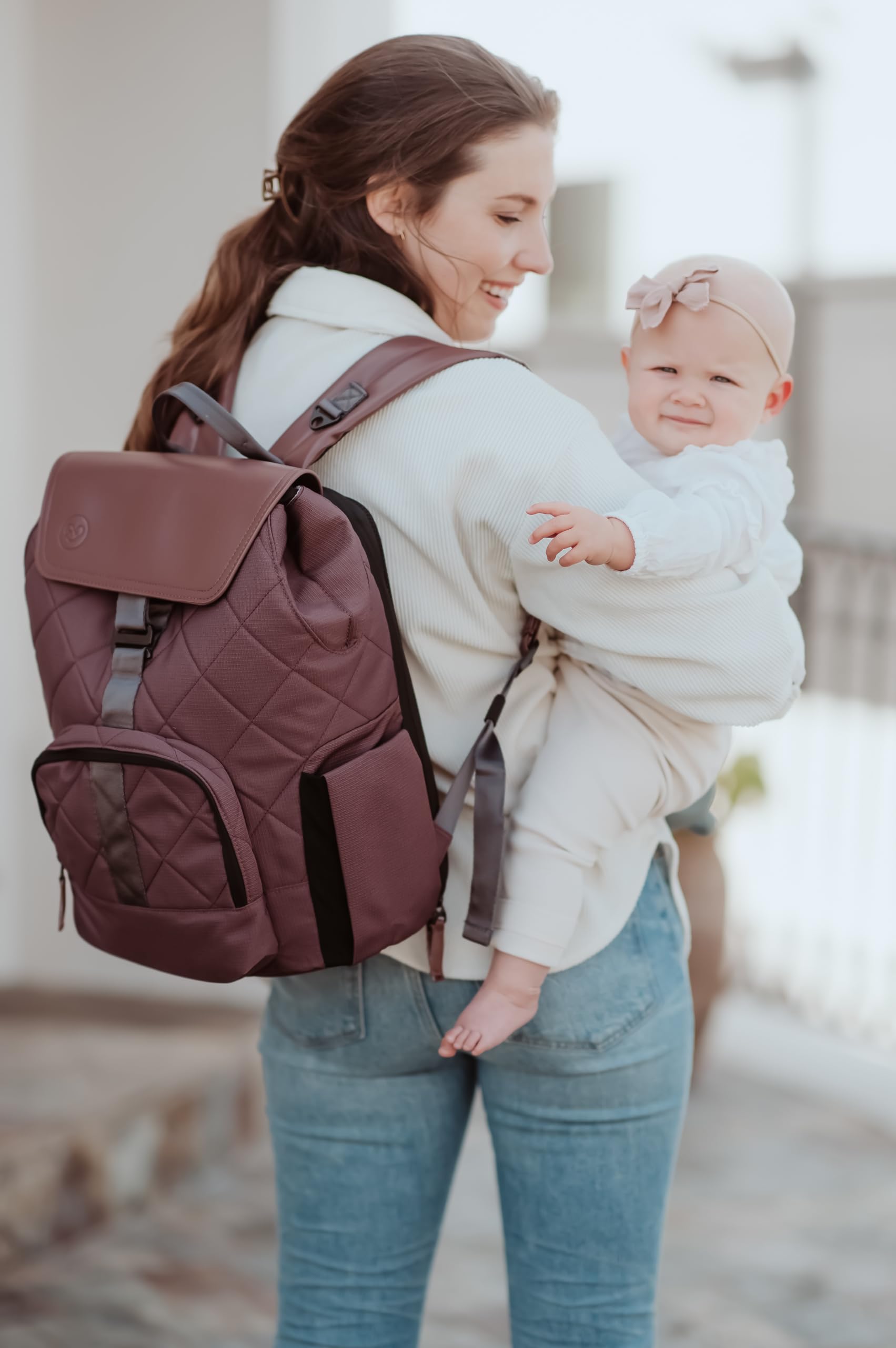 PAPERCLIP Jojo spacious pockets organize bottles, wipes, and clothes.