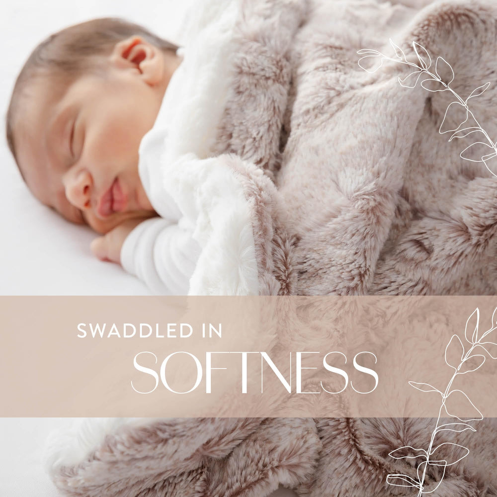 Peluche Lux faux fur baby blanket with baby resting, soft and breathable.