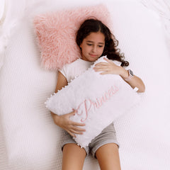Perfectto Design kids room decor reading nook emphasizes tactile comfort and style.
