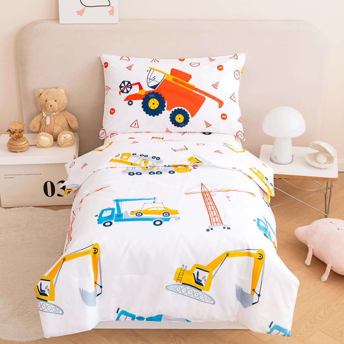 PERFEMET construction bedding set with excavator and truck on white, ideal for imaginative bedtime play.