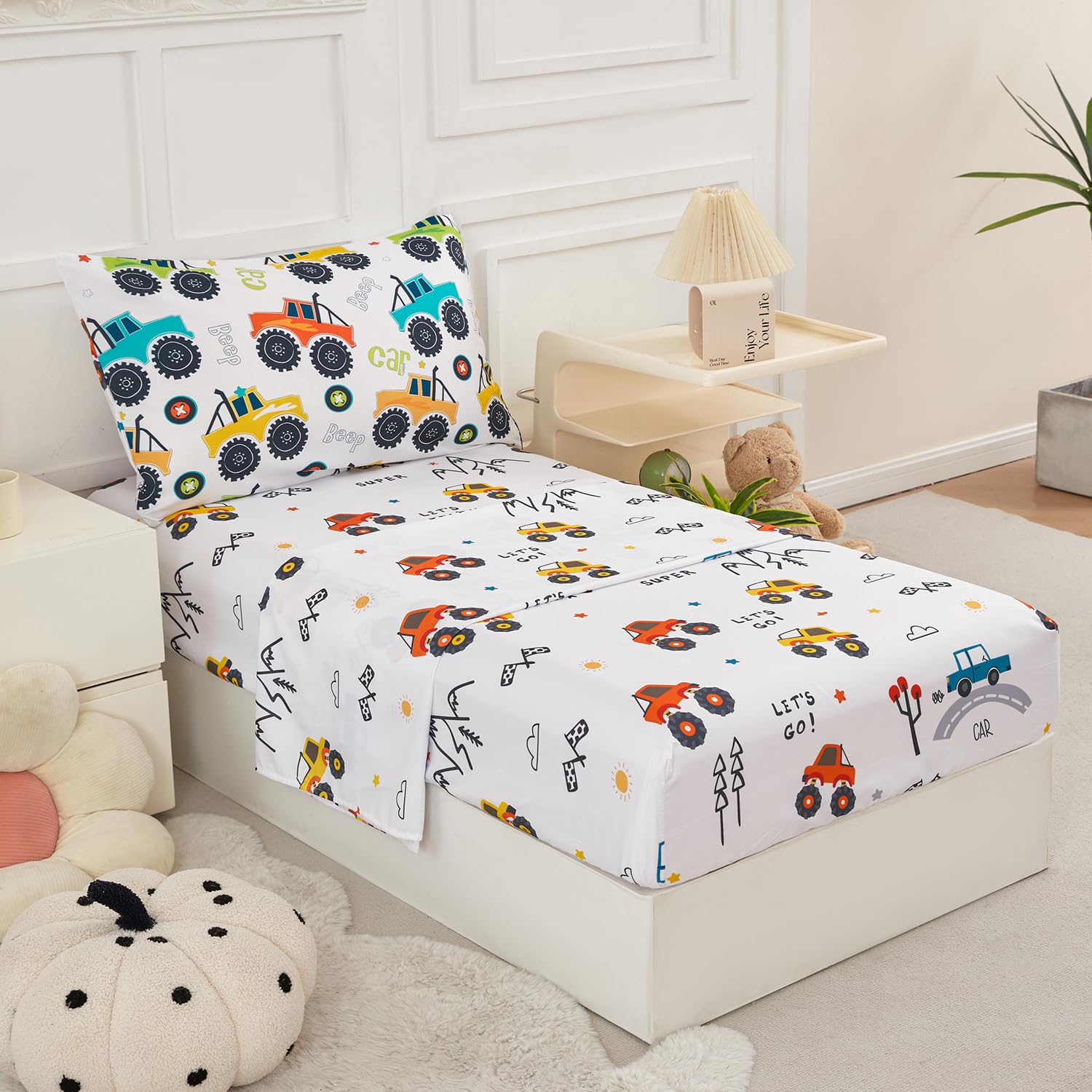 PERFEMET white background with cars creates a playful sleep space.