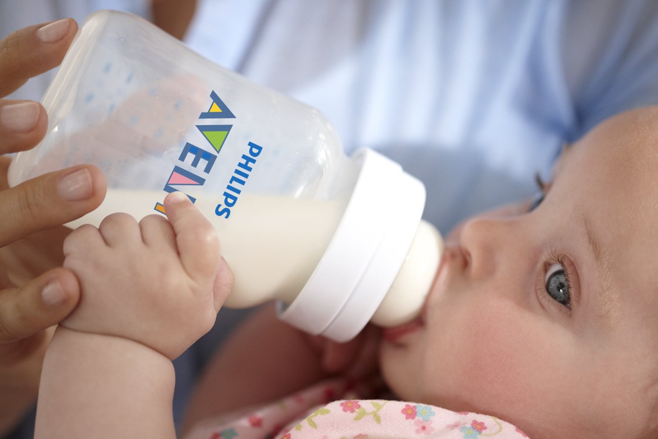Flow-rate options on Philips Avent bottle indicate growth stages for baby