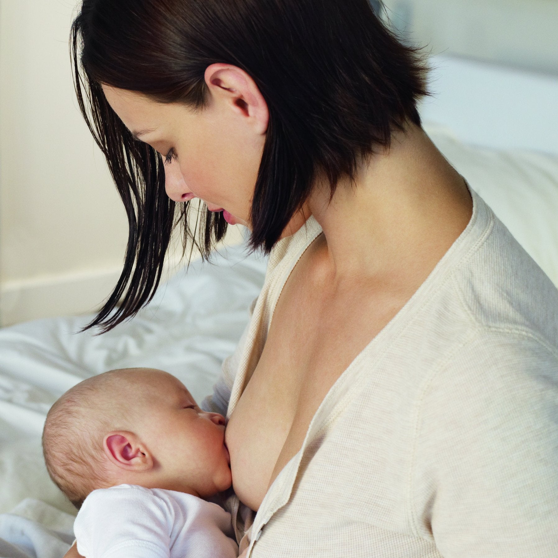 Philips AVENT dishwasher-safe nipple and bottle parts for easy cleanup.