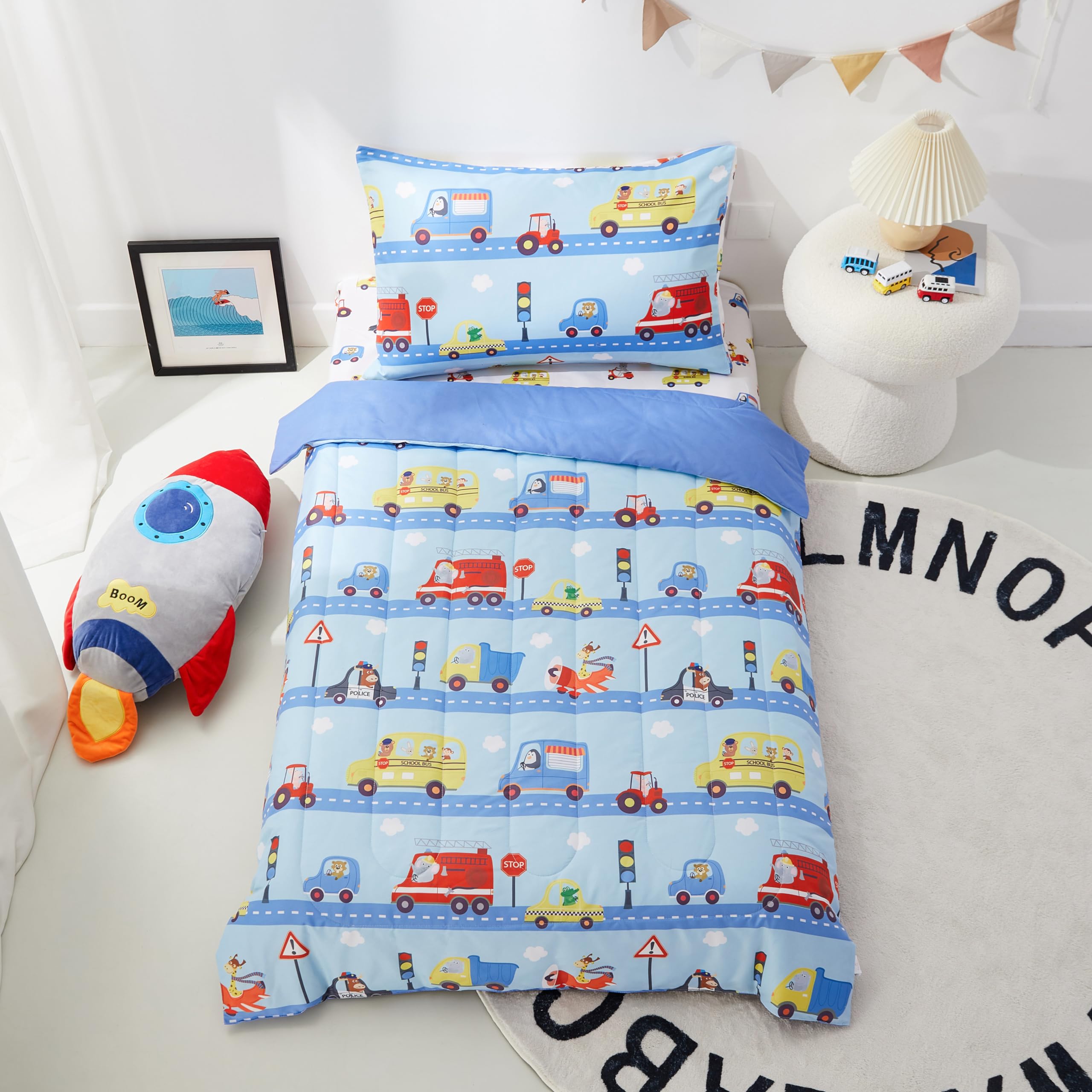 PINNKKU reversible comforter with cars design for two cozy looks.