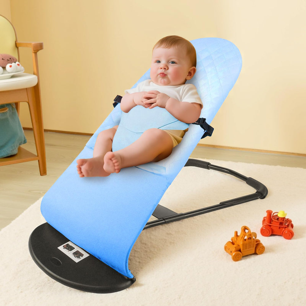 Pinseln machine-washable blue cover keeps the bouncer clean.