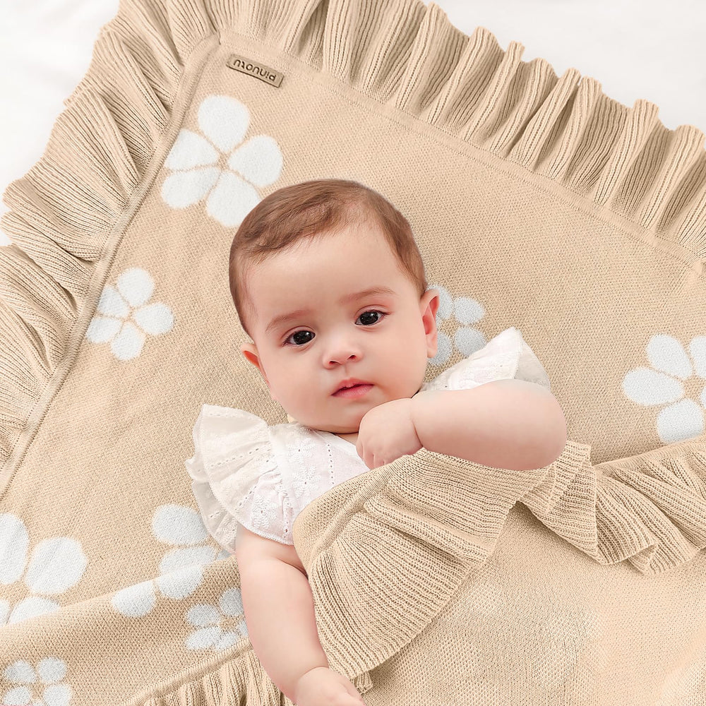 Pinuotu blanket features a floral design for soft, breathable baby comfort.